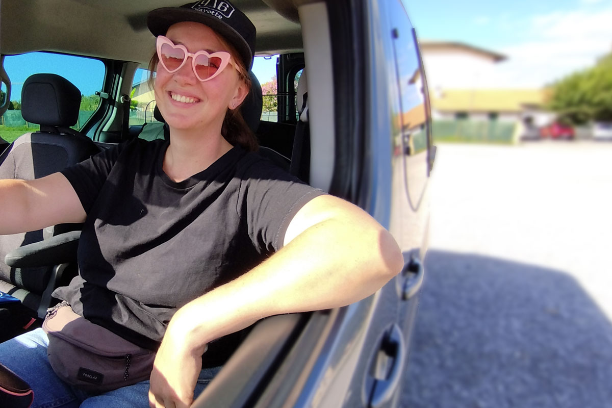 Conducteur Sarah Mugica-Lavaud lunette coeur LA DOGGY COMPANY Transport Animaux Compagnie - Taxi Animalier